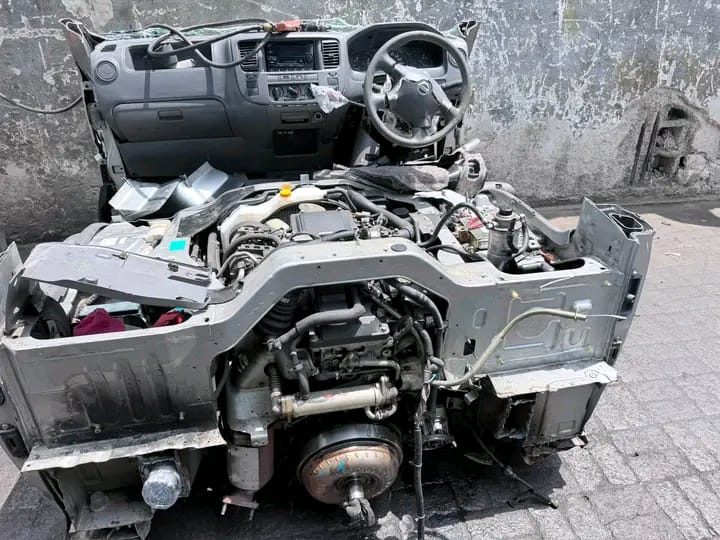 Nissan Caravan/Urvan — Half Cut